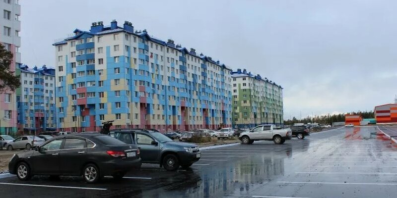 Ноябрьск мкр п. Ноябрьск мкр п. 8 микрорайон ноябрьск. Многоэтажный дом. Улица социалистическая бийск.