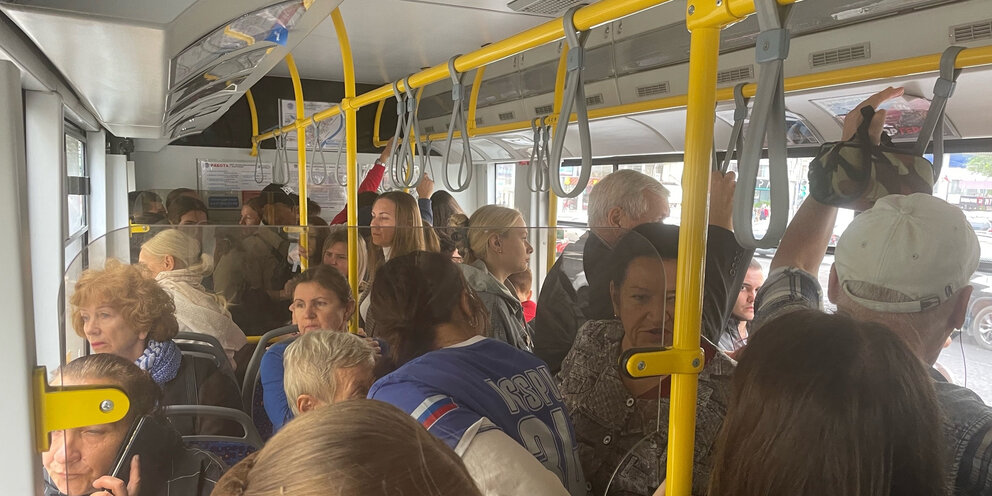 Люди в автобусе. Толпа людей в общественном транспорте. Толпа людей в автобусе. Набитый автобус. Давка транспорте.