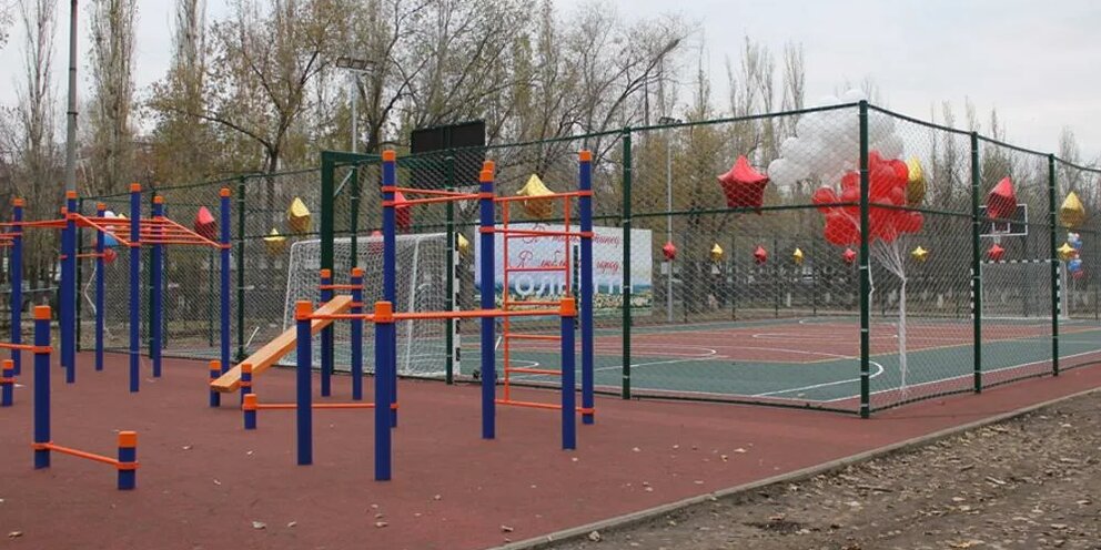 Школьная спортивная площадка