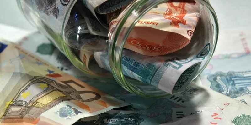 Банкира в рубли. Радостный человек с деньгами. Производство денег. Куча денег в руках. Успешный человек с деньгами.