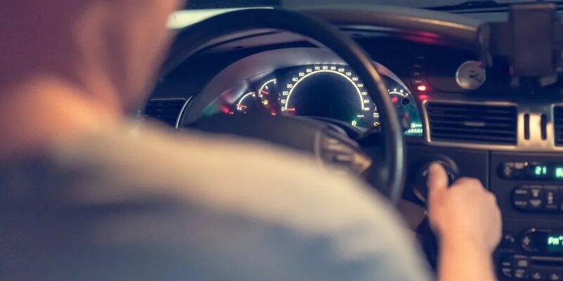 машина заводится. пыталась завести заведенное авто. запуск автомобиля. люди толкают автомобиль. автомобили для новичков мужчин.