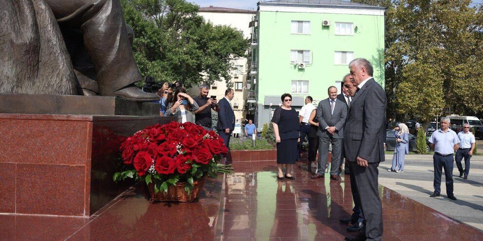 Махачкала расула гамзатова 97. Памятник Расула Гамзатова в Махачкале. Памятник Расулу Гамзатову. Парк Расула Гамзатова в Махачкале. Памятник Расулу Гамзатову в Дагестане.