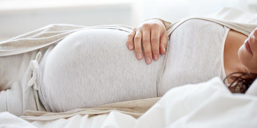 Беременные женщины. Усталость у беременных. Фотосессия двух беременных. Мама беременна во сне к чему снится