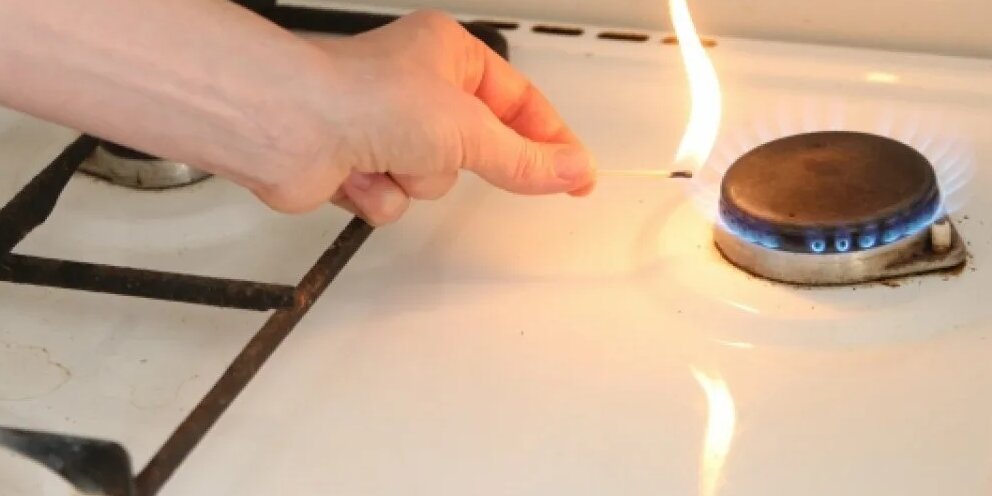 Почему на плите горит н. Газовая конфорка. Красное пламя в газовой плите. Красный газ на плите. Почему на плите горит н.