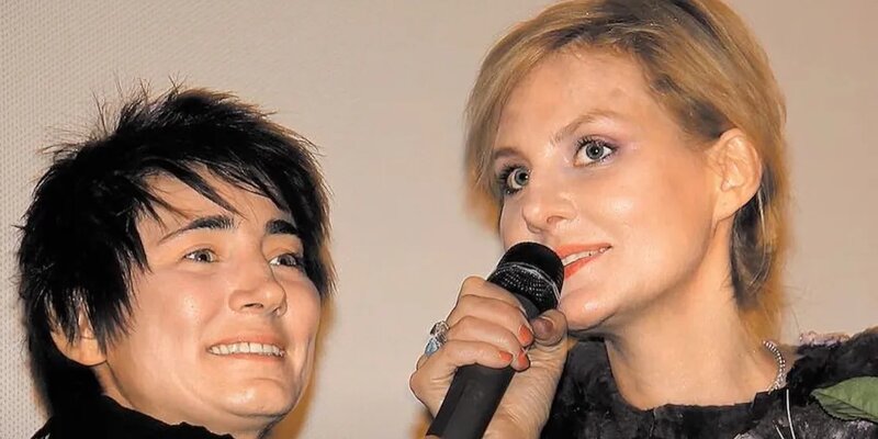 The gossip about Zemfira and Litvinova has resurfaced. And the smartfon's camera