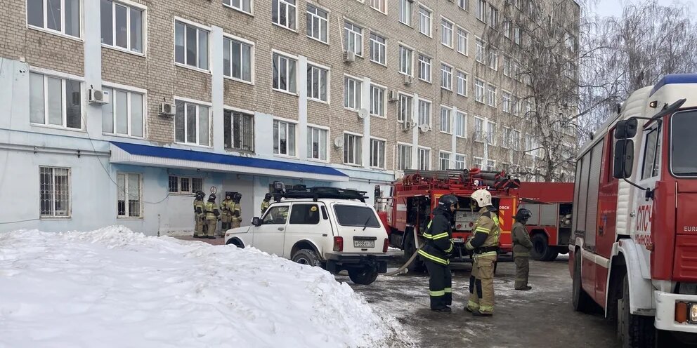 Пожарный мчс. Пожарный. Пожар фото. Пожар в городе. Пожар в здании.