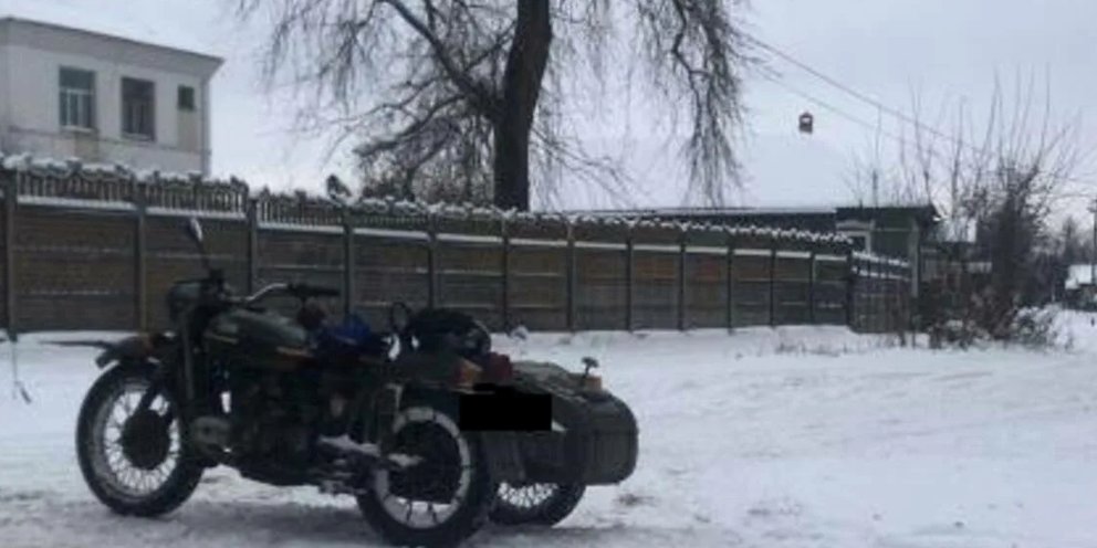 Иж планета 5 морковная. Мотоцикл брянская область. Разбитый мотоцикл минск 125. Мототехника брянск. Поцарапанный мотоцикл фото.