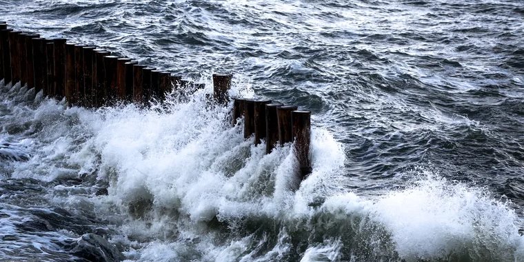 В Татарском проливе сорвало баржи с десятками рыбаков: Яндекс.Новости