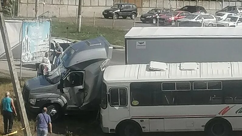 50 лет октября курск маршрутки. автовокзал курск внутри. авария 9 октября 2013 года. авария в курске вчера на сха. 50 лет октября курск маршрутки.