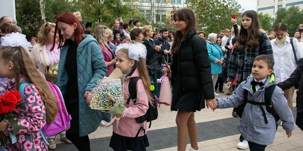 Школа в новой самаре. Самара 1 сентября. 1 сентября 2021. Школа самара сентября. Самара 1 сентября.