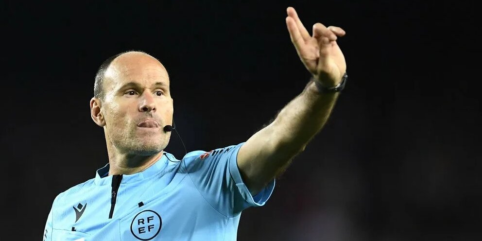 Арбитр вячеслав безбородов. Игорь федотов арбитр. Футбольный судья. Левников кирилл 2020. Александр безбородов арбитр.