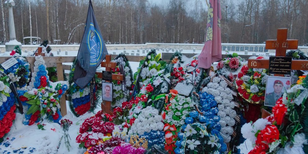 Погребение участника сво. Новогоднее кладбище. Кладбище российских солдат. Могилы погибших военнослужащих РФ.