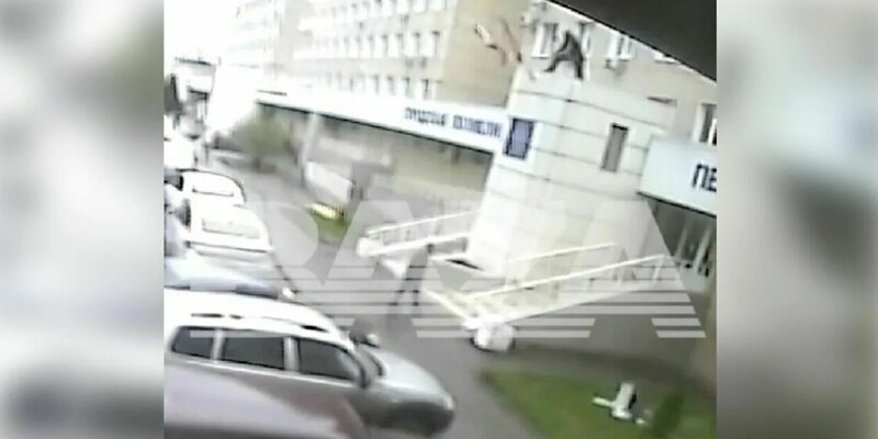Дворник в Ростове-на-Дону сорвал флаг России и попытался его сжечь