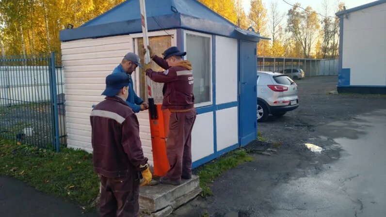 Электромонтер попов проживающий в общежитии самовольно занял освободившуюся комнату