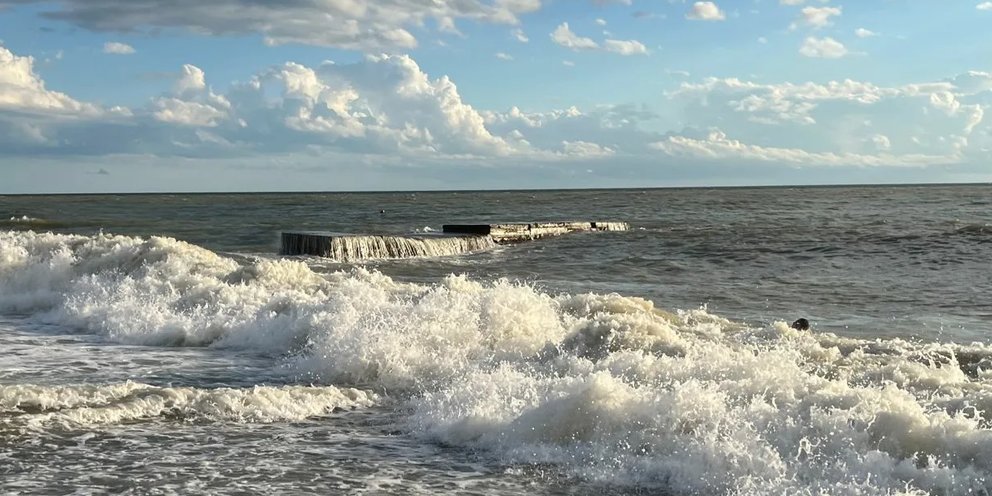 Куда можно в декабре на море. В Новороссийске есть море. Шторм в Сочи ноябрь. Пляж Дагомыс июль 2022. Картинка Сочи декабрь море