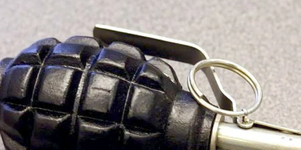 Чека гранаты. С дрона скинули гранату. Отбросил гранату как надоедливую муху видео. Сброс гранаты с дрона. Отбросил гранату как надоедливую муху видео.