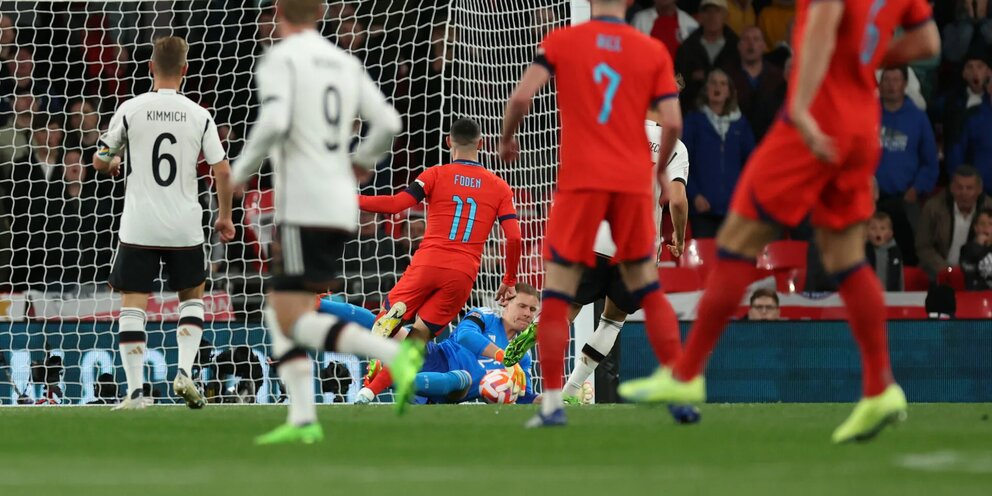 Сборная англии 2010. Англия 3 0. Футбольный матч уэльс-англия. England match score. Форма пожарных уэльса англия.