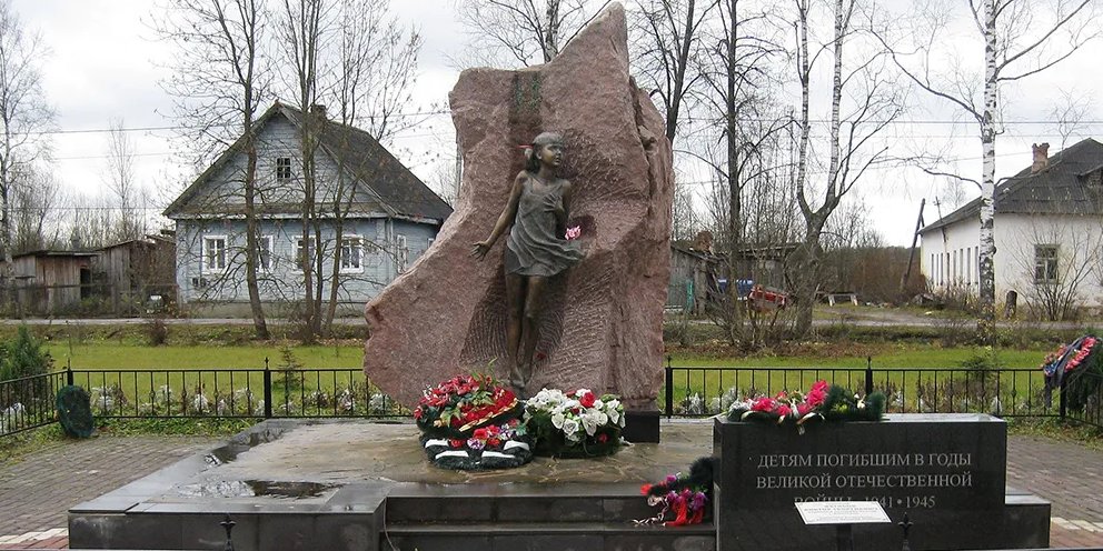 Детям погибшим в годы вов памятник новгородская область. Деревня лычково новгородская область. Лычково дети эшелон памятник погибшим. Дома лычково. Памятник на станции лычково.