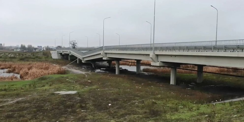 Подрыв моста в самарской. Взрыв моста в Мелитополе сейчас. Подрыв моста в Акимовке. Обстрел моста в Мелитополе. Мост в Мелитополе.