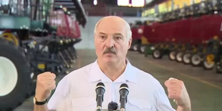 Лукашенко на тракторе фото