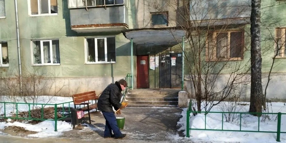 В липецке дворники ук университетский фото На борьбу со снегом во дворах в Липецке одновременно могут вывести 1000 дворнико