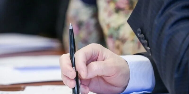 Законы апреля 2021. Новое в законодательстве. Социальная поддержка граждан в 2022 году в России. Повышение с апреля. Гранты главы Якутии заставка PNG.