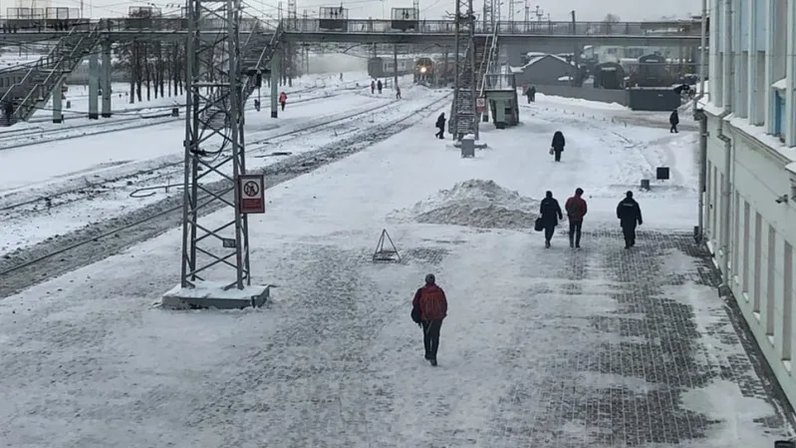 Мужчина на вокзале