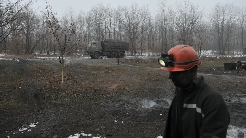 Шахтер на заднем плане