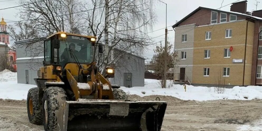 Вывоз снега киров. Уборка снега фото. Уборка снега новый подрядчик. После снегопада фото. Заснеженная Россия.