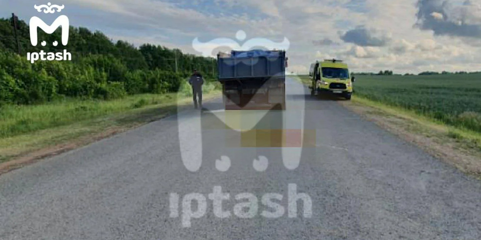 Камаз едет через брод