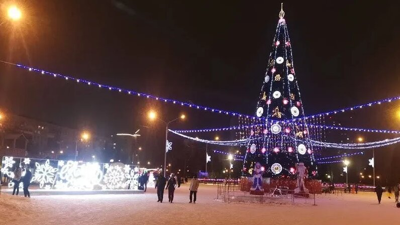 центральная елка новокузнецк. елка на площади торжеств. елка на площади торжеств. елка на площади торжеств. ленинск-кузнецкий елка.