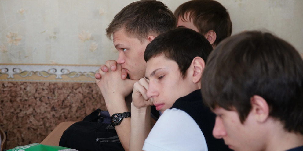 Экзамены отменят в 2024 году. Школьники развлекаются. Российские школьники. 13 Летний подросток. Молодежь в школе.