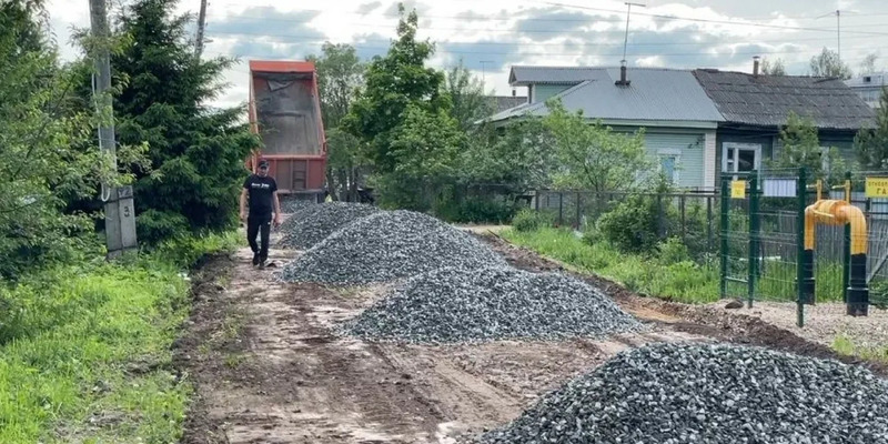 Видео: в центре Кирова горит жилой дом, в котором находится 