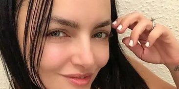 40-летнюю мать раскритиковали за откровенный наряд на детском празднике - Поболт