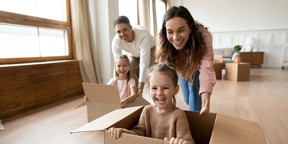 родители с младенцем. фото семьи. подростки и родители. счастливые взрослые дети с родителями. секреты от родителей.