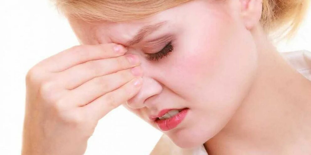 Женщина насморк. Капли от корочек в носу. Лечение сухости в носу у взрослых. От язвочек в носу капли. Лечение сухости в носу у взрослых.