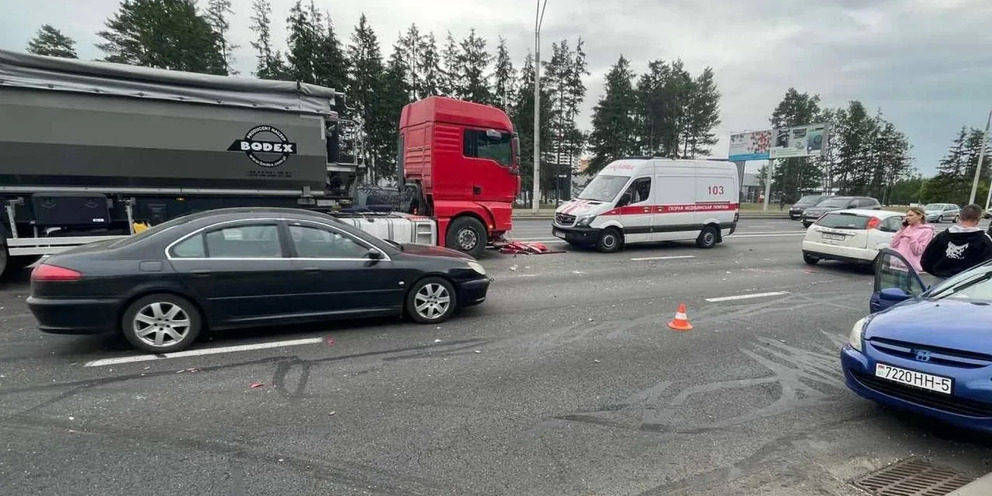 Автомобиль гаи попал под грузовик на мкад