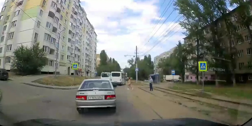 Вопреки правилам дорожного движения водители маршрутных такси совершают обгон по трамвайным путям