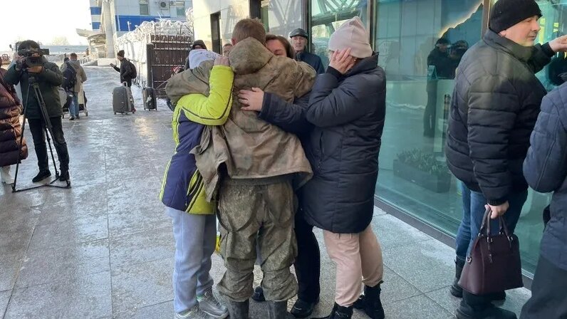 Призвали многодетных. Многодетный отец. многодетные отцы призвали. возвращение многодетных отцов с сво автоматом москва. волгодонск с зоны сво вернули отца троих детей.