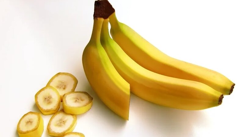 продукты для гипертоников снижение давления. банан и высокое давление. полезная информация инфографика. продукты от давления повышенного. банан повышает или понижает давление.