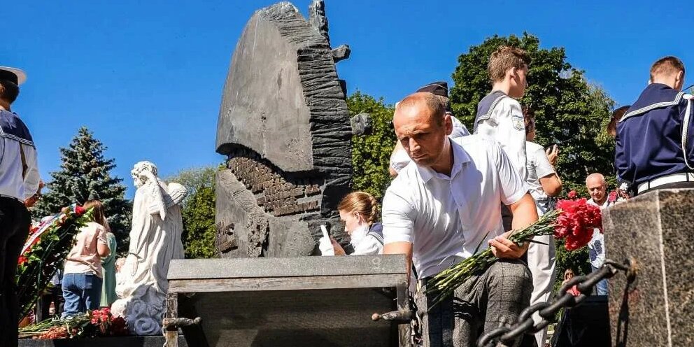 Жители курска куряне. День памяти подводников Курска. Памятник подводникам. Похороны подводников Курска.