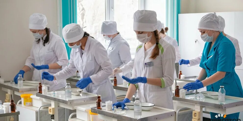 Лечебное дело в колледже после 9 класса. Медицинский колледж. Медицинский колледж лечебное дело. Студенты Медучилища. Студенты медколледжа