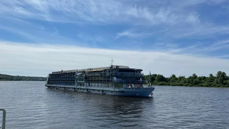 Теплоход армения под водой