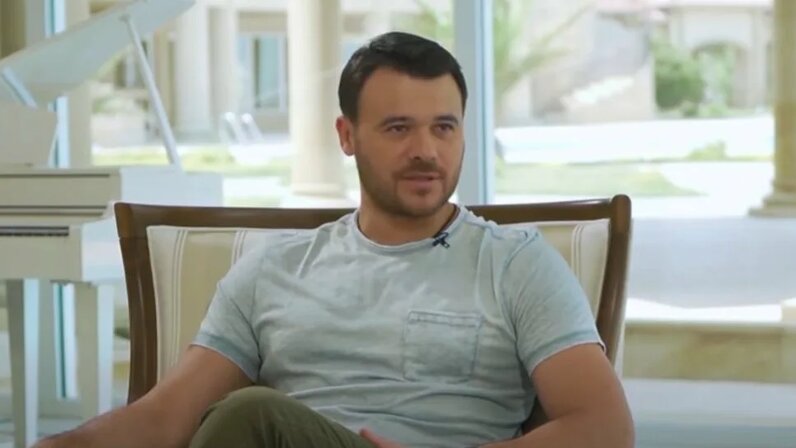 Агаларов эмин биография личная жизнь жена дети Певец Эмин добирался до Сургута в поезде без места: Новости