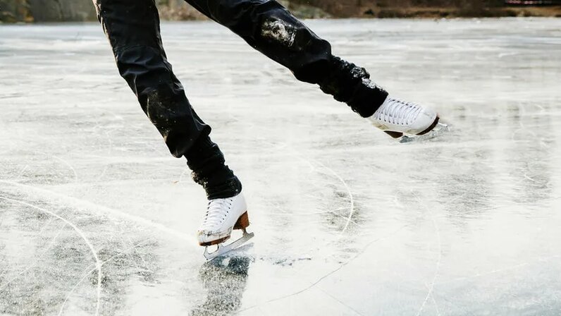 Южный лед катания. Фигурное катание на коньках. Фигурные ледяные. Фигуристка на катке. Спортивный костюм на каток.