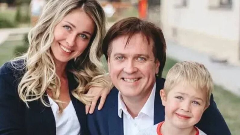 Актер денис матросов и его жена фото Актер Денис Матросов официально развелся со второй женой Ольгой после семи лет б