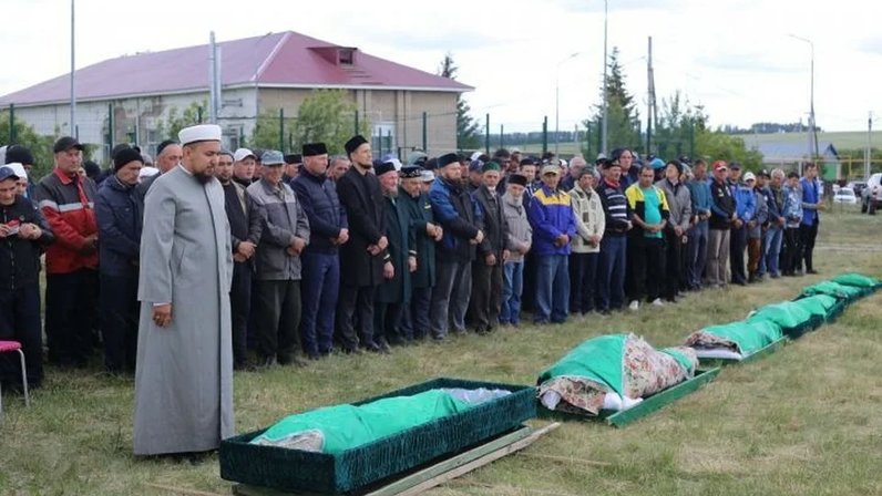 Похороны четверых детей в красноярске фото В Тукаевском районе прошли похороны погибших в страшном пожаре в селе Саитово: Н