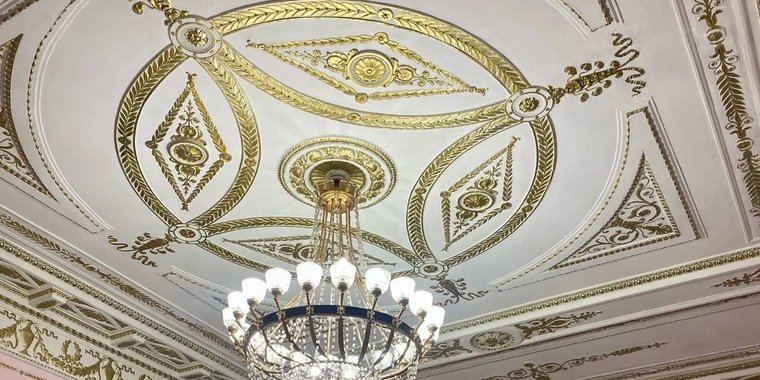 Загс иваново режим. ЗАГС Иваново розовый зал. Ворошиловский дворец интерьер. ЗАГС В Чечне.