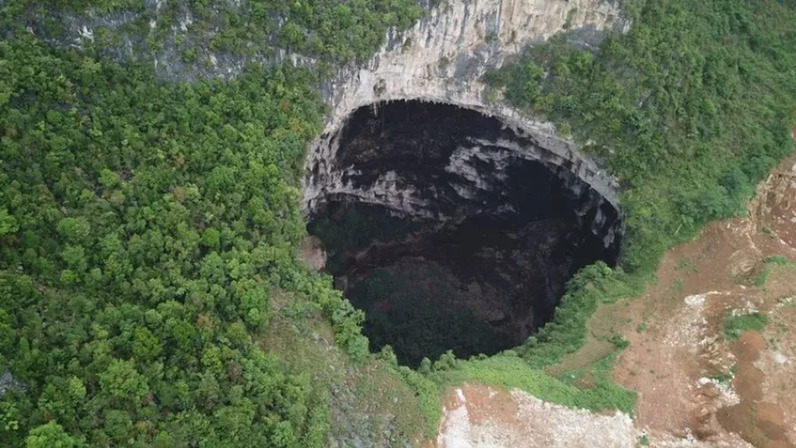 Карстовая воронка в китае фото