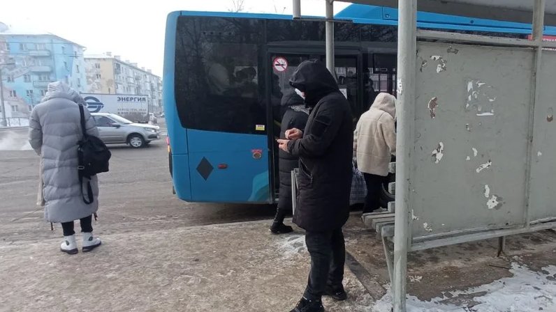 Можно высадить пассажира на остановке. Пассажиры на остановке. Мерзнут на остановке. Люди в Мороз на остановке.